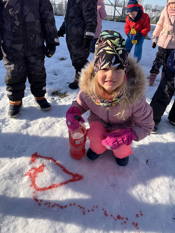 Kočičky malují do sněhu