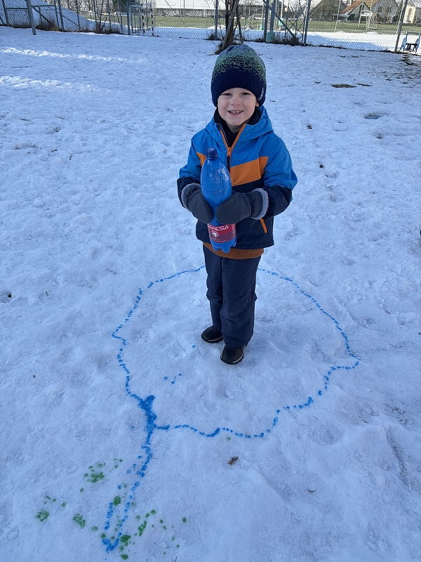 Kočičky malují do sněhu