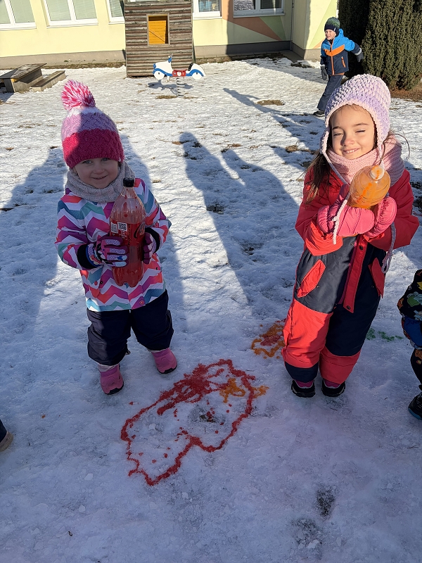 Kočičky malují do sněhu