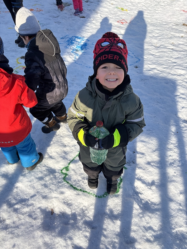 Kočičky malují do sněhu