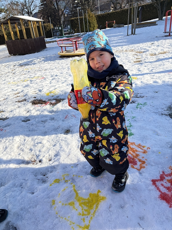 Kočičky malují do sněhu