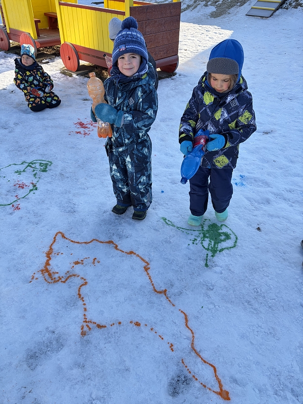 Kočičky malují do sněhu