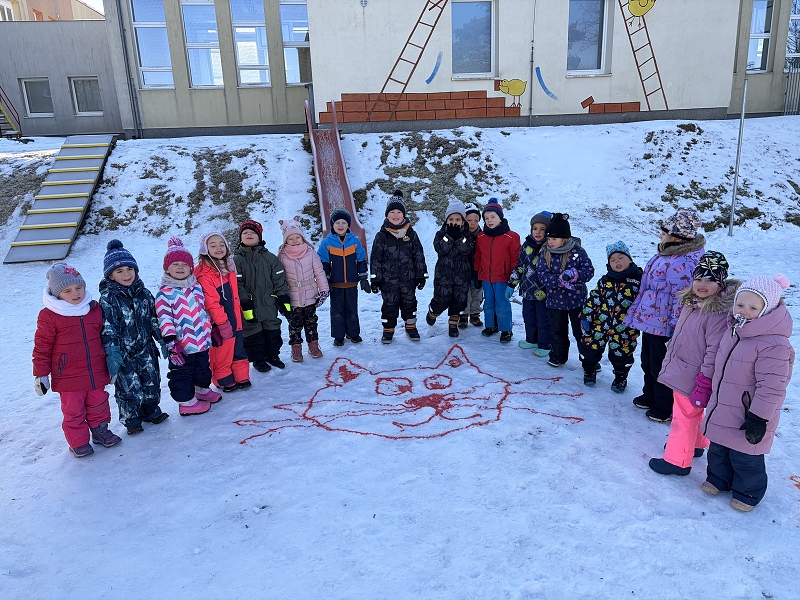 Kočičky malují do sněhu