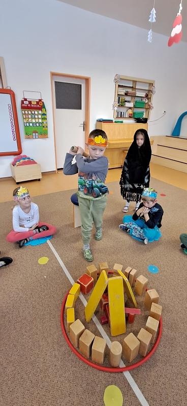 Pohádka - O DVANÁCTI MĚSÍČKÁCH - Opičky