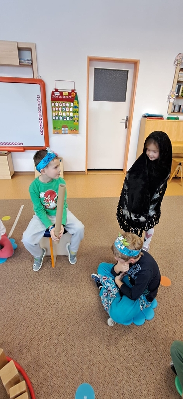 Pohádka - O DVANÁCTI MĚSÍČKÁCH - Opičky