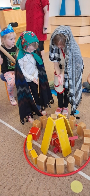 Pohádka - O DVANÁCTI MĚSÍČKÁCH - Opičky