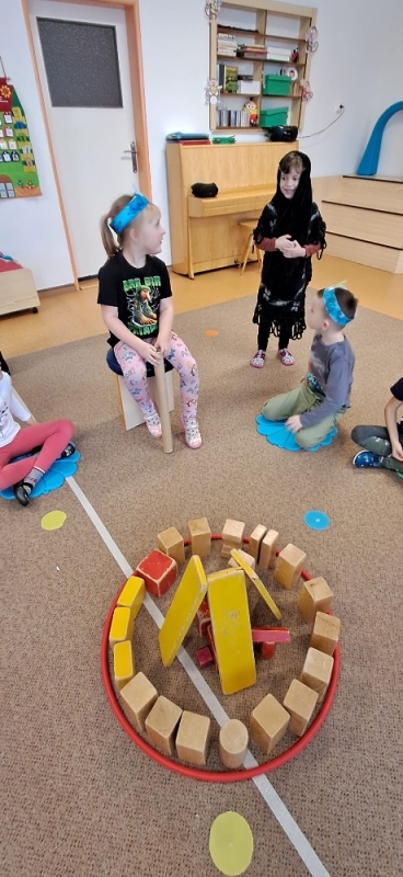 Pohádka - O DVANÁCTI MĚSÍČKÁCH - Opičky