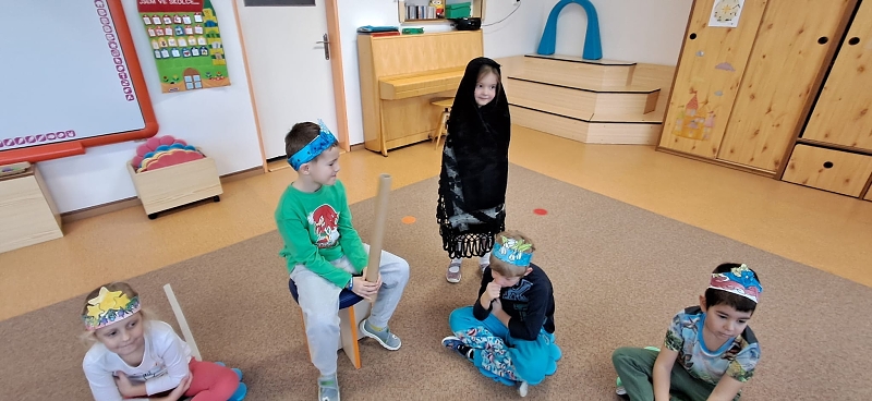 Pohádka - O DVANÁCTI MĚSÍČKÁCH - Opičky