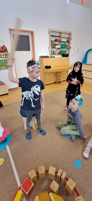 Pohádka - O DVANÁCTI MĚSÍČKÁCH - Opičky