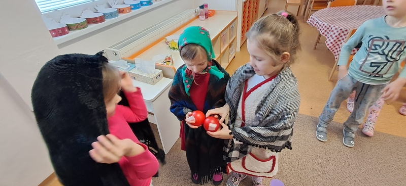 Pohádka - O DVANÁCTI MĚSÍČKÁCH - Opičky