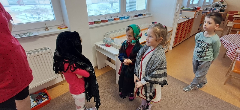 Pohádka - O DVANÁCTI MĚSÍČKÁCH - Opičky