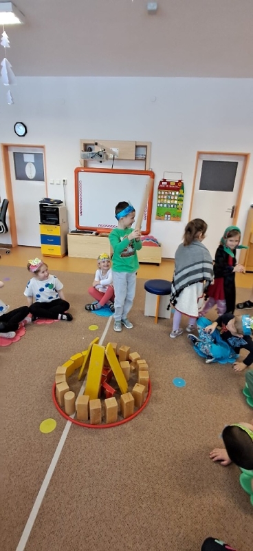 Pohádka - O DVANÁCTI MĚSÍČKÁCH - Opičky