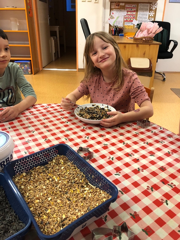 Opičky a téma Ptáčci