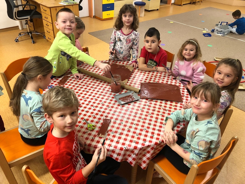 Opičky a téma Ptáčci