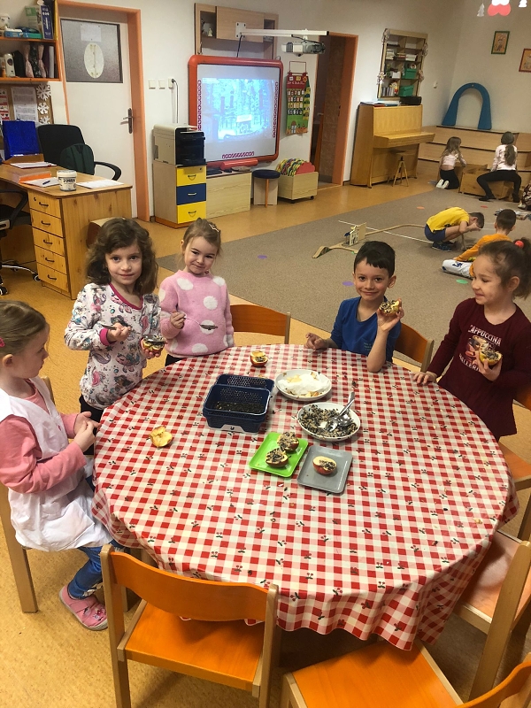 Opičky a téma Ptáčci