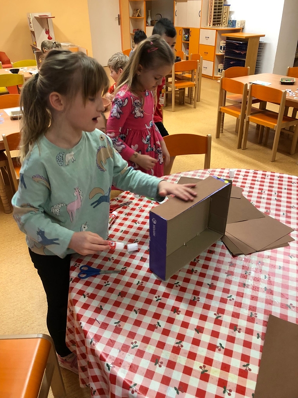 Opičky a téma Ptáčci