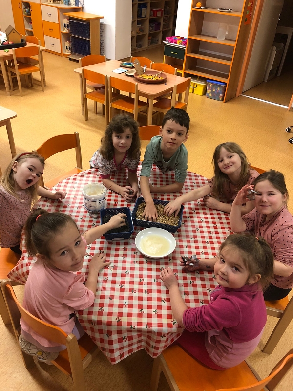 Opičky a téma Ptáčci