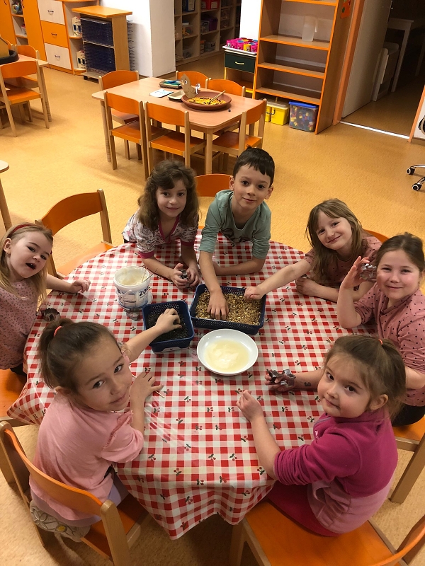 Opičky a téma Ptáčci