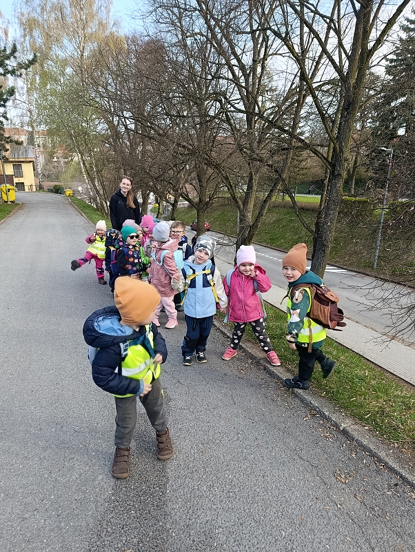 Broučci na půldenní procházce