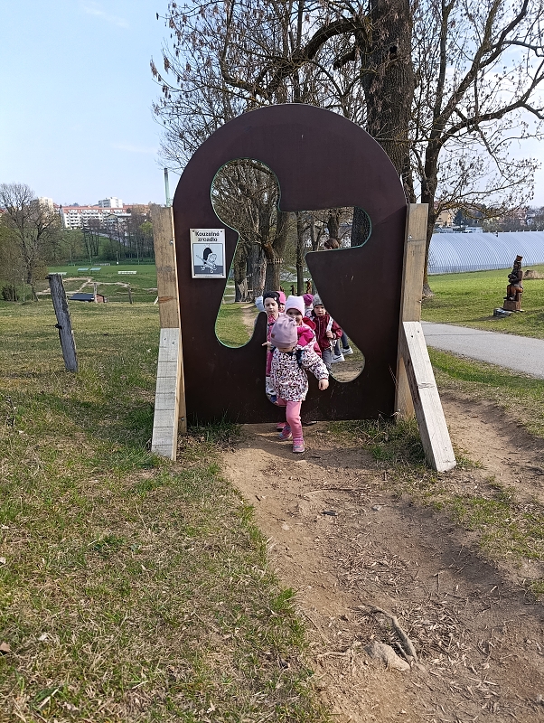 Broučci na půldenní procházce