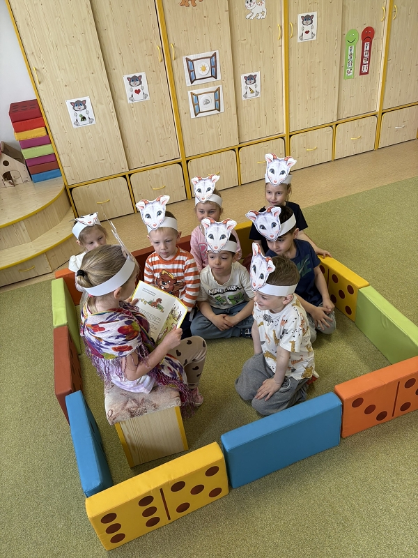 Kočičky hrají pohádku O neposlušných kůzlátkách