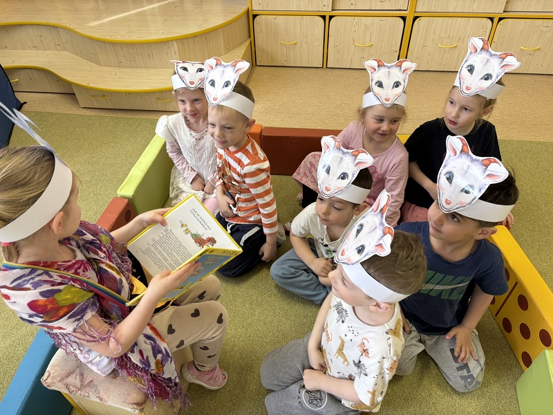 Kočičky hrají pohádku O neposlušných kůzlátkách