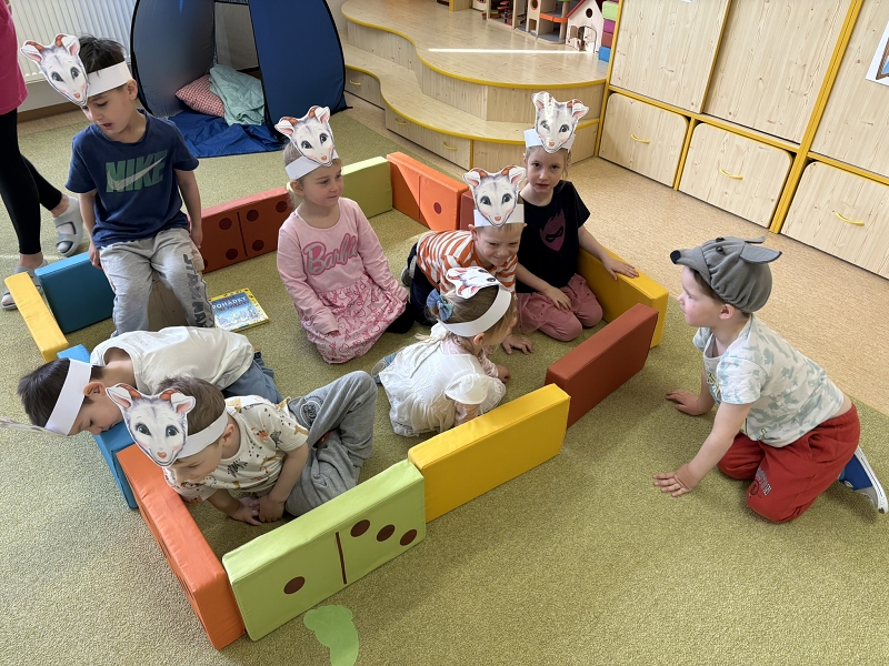 Kočičky hrají pohádku O neposlušných kůzlátkách