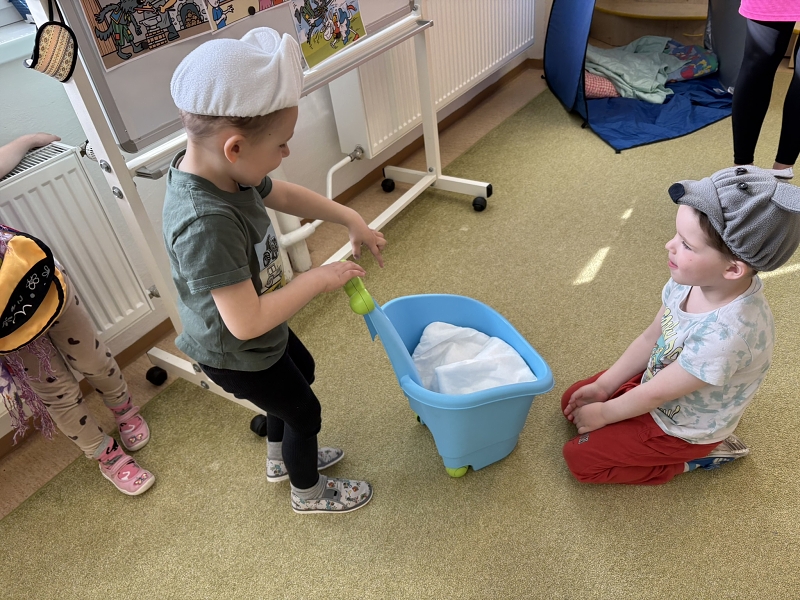 Kočičky hrají pohádku O neposlušných kůzlátkách