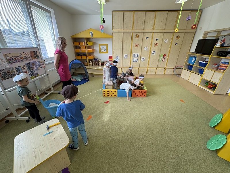 Kočičky hrají pohádku O neposlušných kůzlátkách
