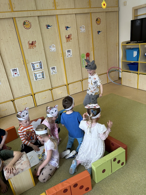 Kočičky hrají pohádku O neposlušných kůzlátkách