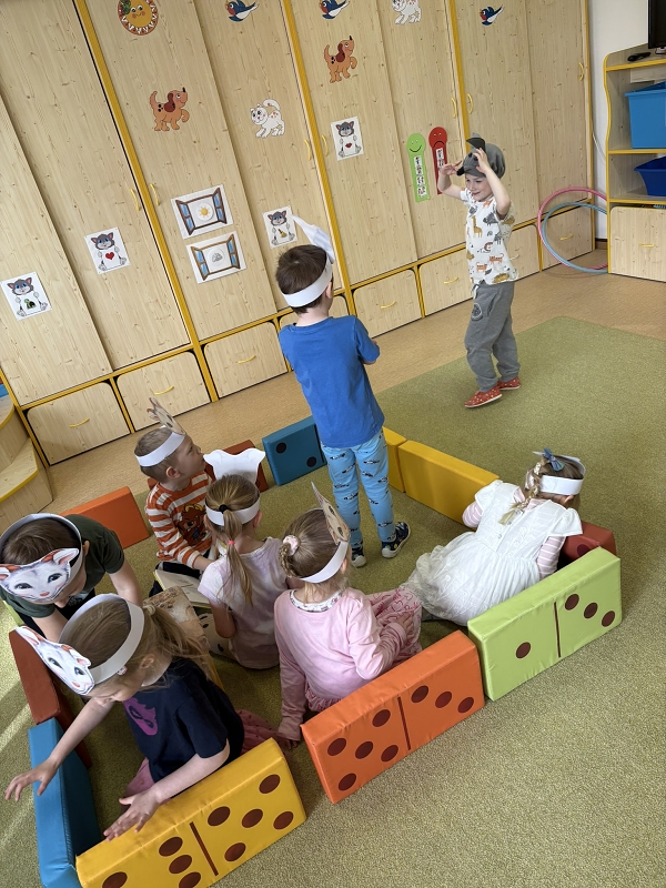 Kočičky hrají pohádku O neposlušných kůzlátkách