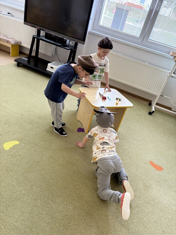 Kočičky hrají pohádku O neposlušných kůzlátkách