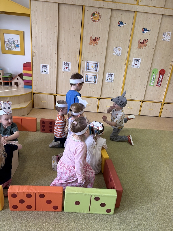 Kočičky hrají pohádku O neposlušných kůzlátkách
