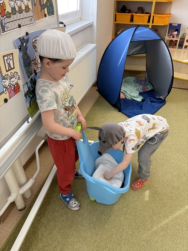 Kočičky hrají pohádku O neposlušných kůzlátkách