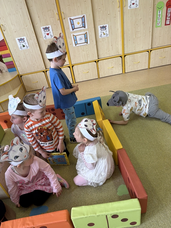 Kočičky hrají pohádku O neposlušných kůzlátkách