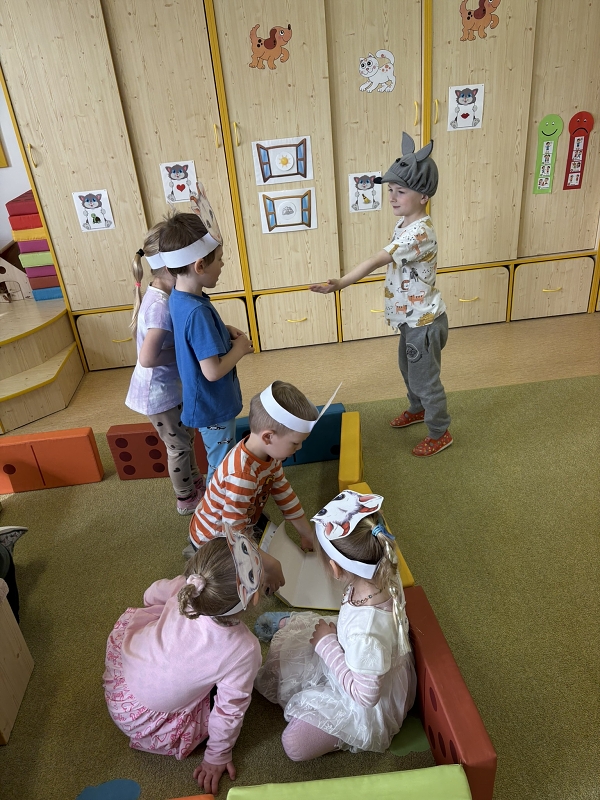 Kočičky hrají pohádku O neposlušných kůzlátkách