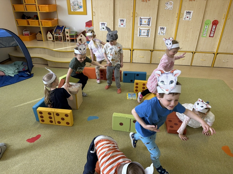 Kočičky hrají pohádku O neposlušných kůzlátkách