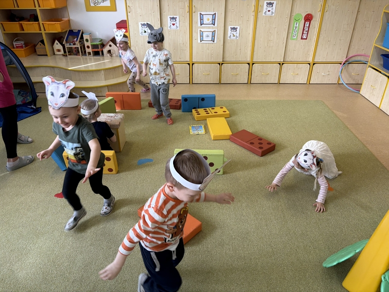 Kočičky hrají pohádku O neposlušných kůzlátkách