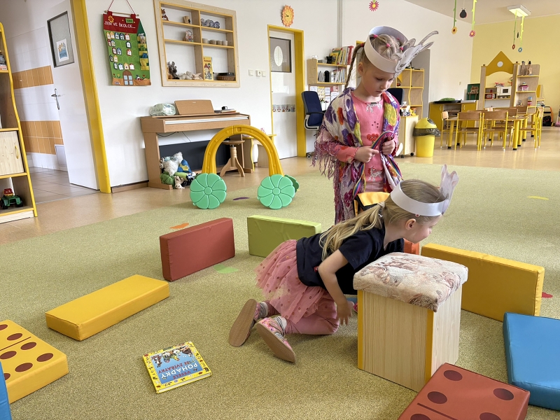Kočičky hrají pohádku O neposlušných kůzlátkách