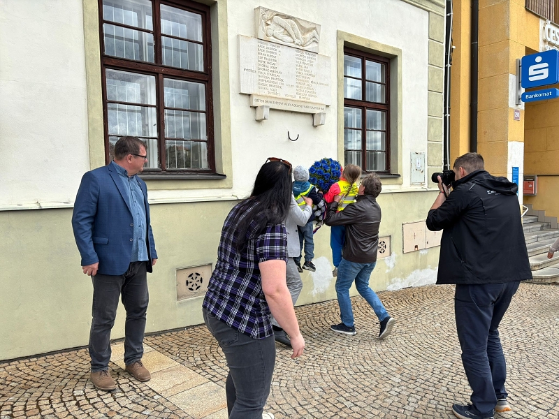 Kočičky pomáhají panu starostovi