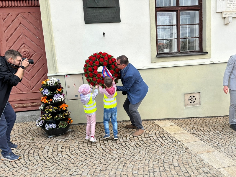 Kočičky pomáhají panu starostovi