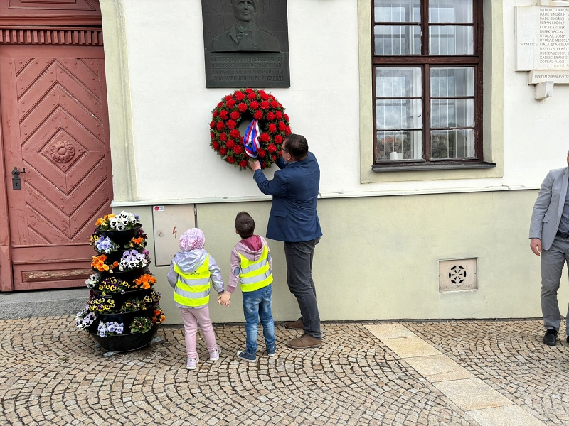 Kočičky pomáhají panu starostovi
