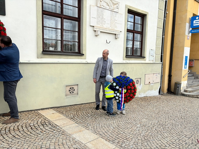 Kočičky pomáhají panu starostovi