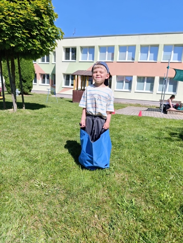 Broučci si hrají na školní zahradě
