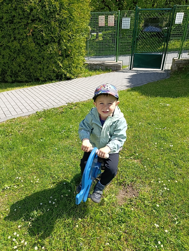 Broučci si hrají na školní zahradě