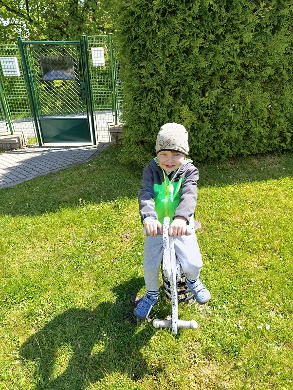 Broučci si hrají na školní zahradě