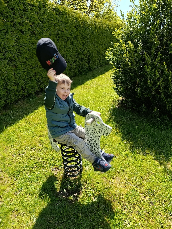 Broučci si hrají na školní zahradě