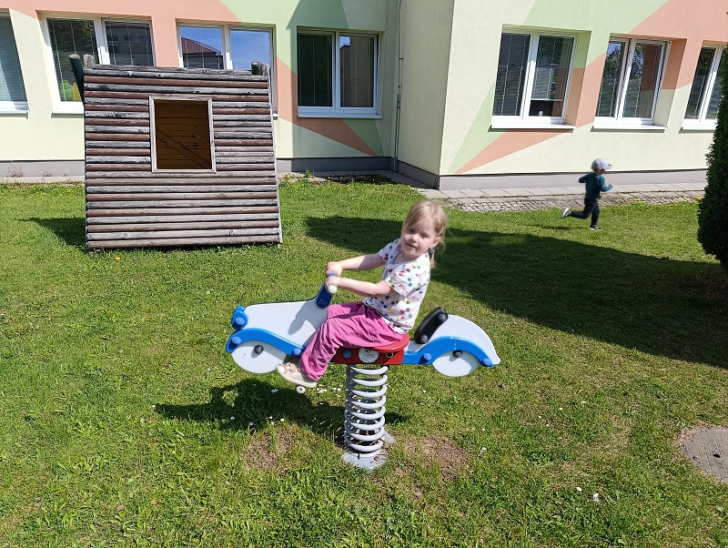 Broučci si hrají na školní zahradě