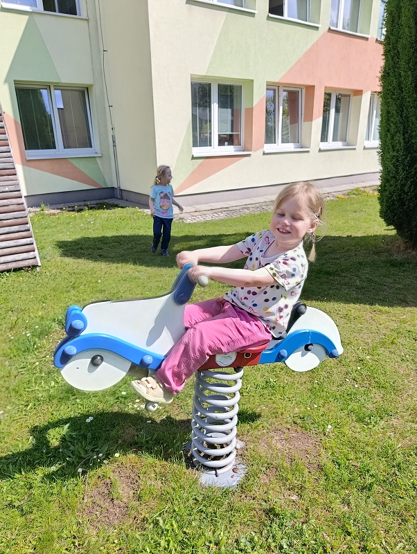 Broučci si hrají na školní zahradě