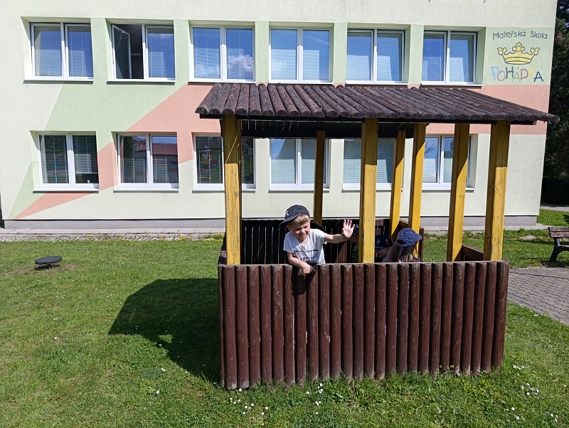 Broučci si hrají na školní zahradě